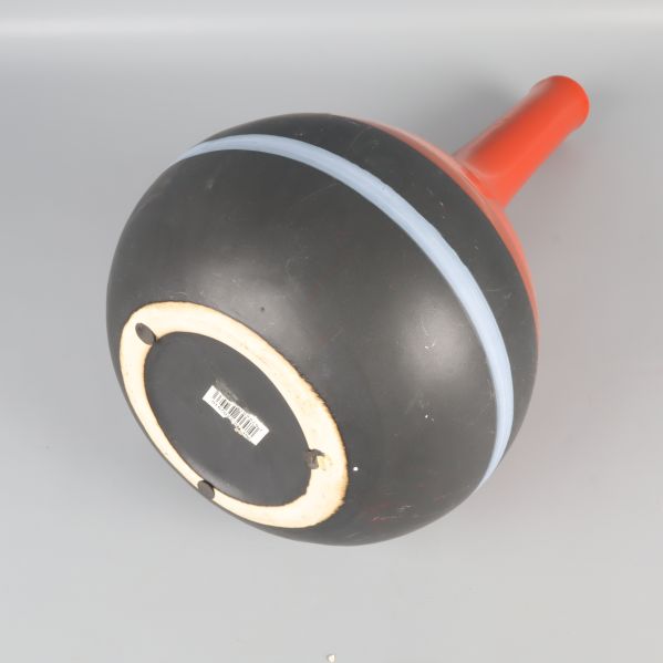 Undersidan av vasen med etikett