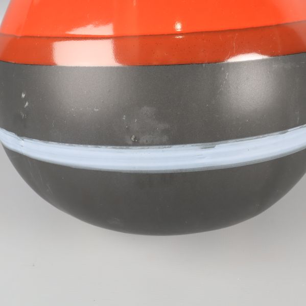 Närbild av ytan på den röda vasen