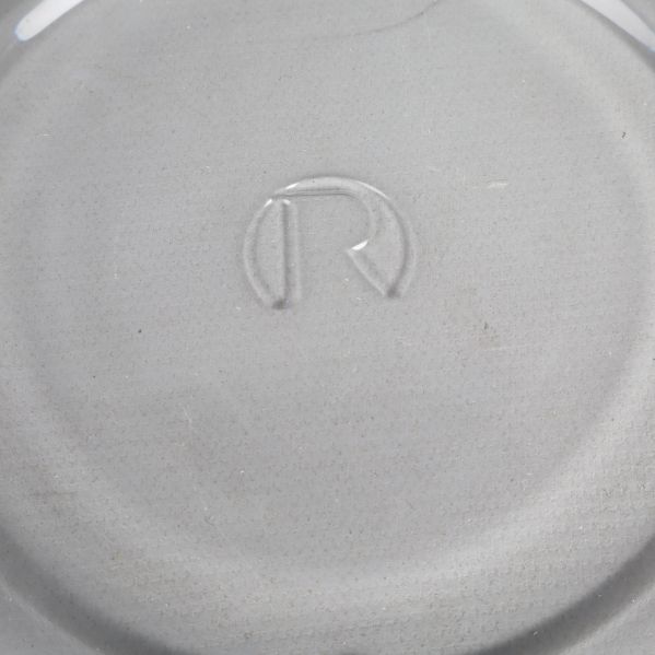 Närbild på glasfats baksida med logotyp