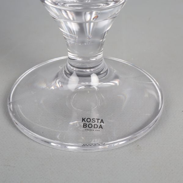 Kosta Boda logotyp på glassets fot