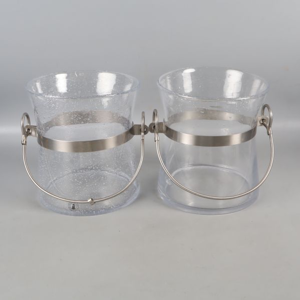 Två genomskinliga ishinkar med metallhandtag