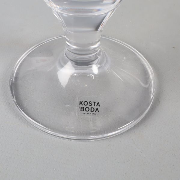 Bas av glas med Kosta Boda logotyp