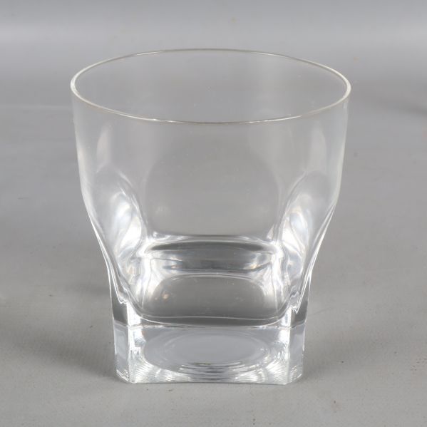 Enstaka klart glas med rundad bas