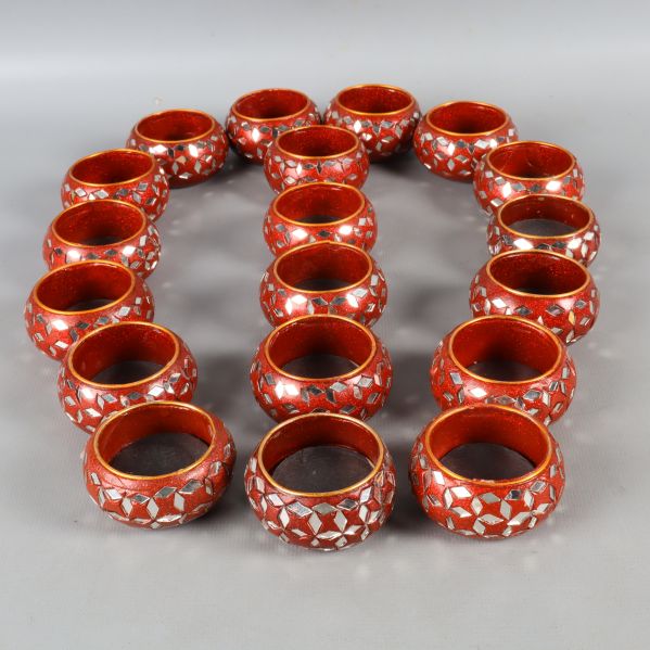 Rader av röda ljushållare