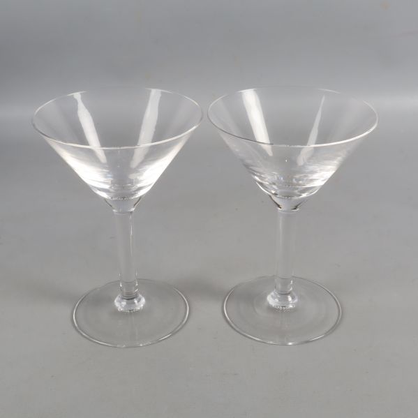 Två enkla martiniglas i glas