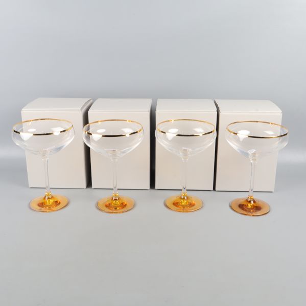 Fyra champagneglas med guldfot