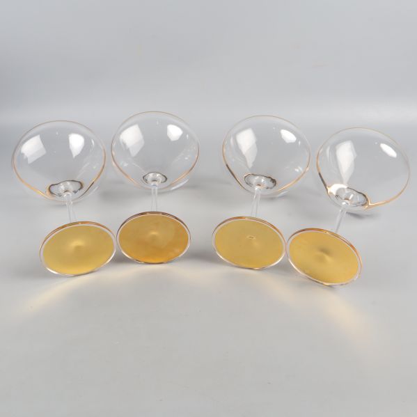 Fyra champagneglas liggandes