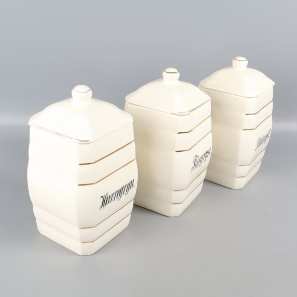 Vita burkar i vinklat perspektiv