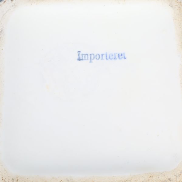 Basen av en vit burk med stämpel