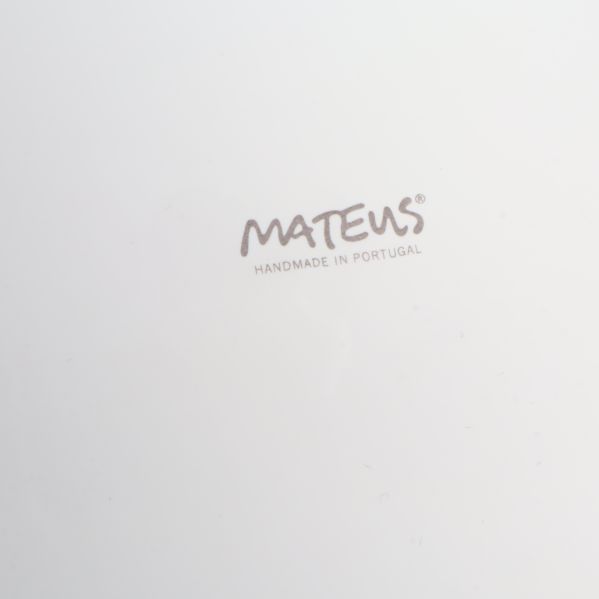 Mateus logotyp under vit tallrik