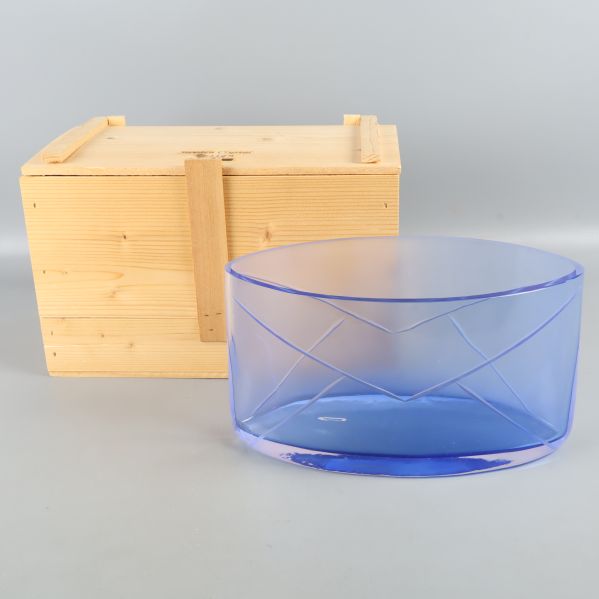 Blå glasvas bredvid trälåda