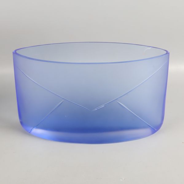 Blå glassvas framifrån med suddiga kanter