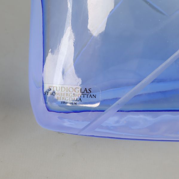 Studioglas märke på glasvasa