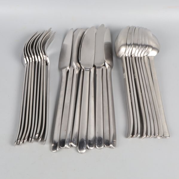 Staplade bestick,skedar, knivar och gafflar