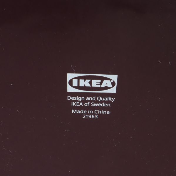 IKEA logotyp på basen av vasen
