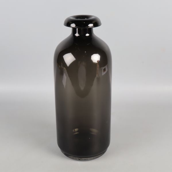 svart glasvas