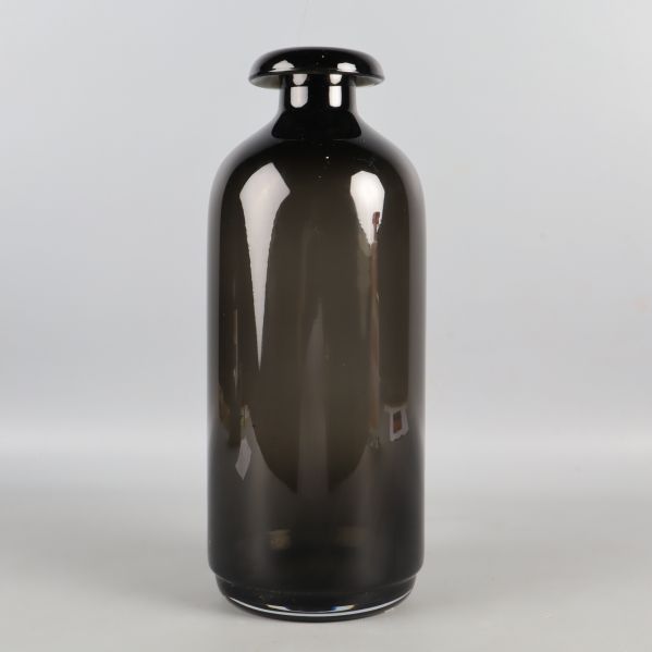 svart glasvas 