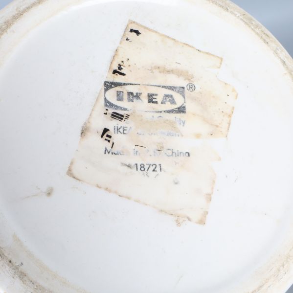 Botten av krukan med IKEA logotyp