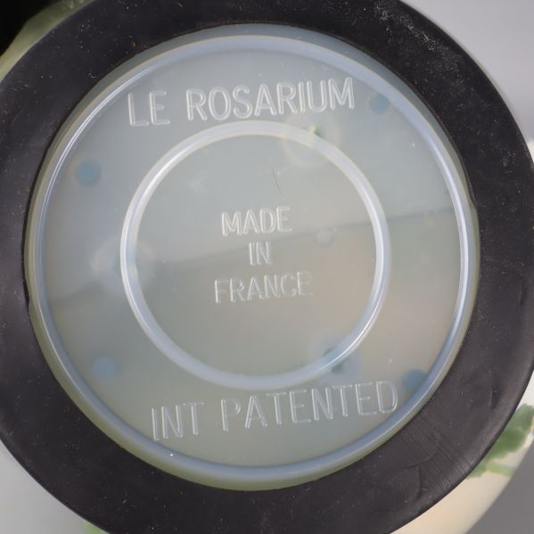Undersidan av basen med Le Rosarium text