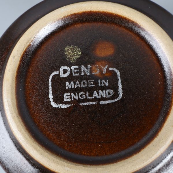 Denby stämpel på undersida av kopp