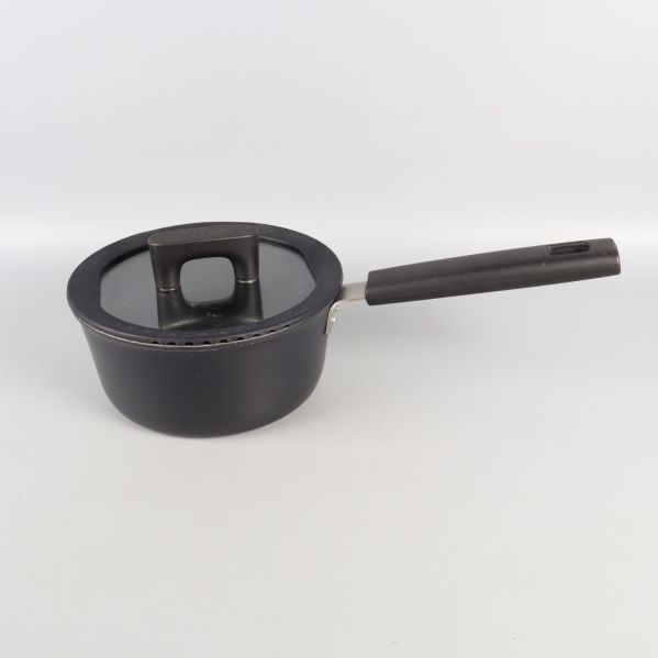 Svart kastrull med lock och handtag