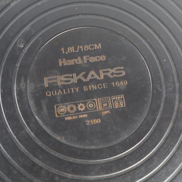 Botten av en kastrull med FISKARS logo