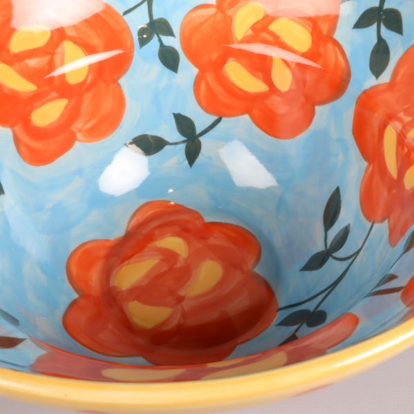 Närbild av skålens blommönster