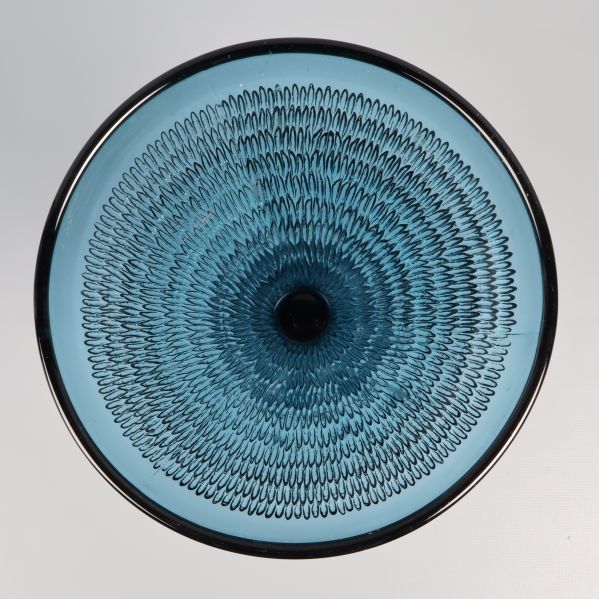 Ovanifrån av blå glasskål med cirkulärt mönster