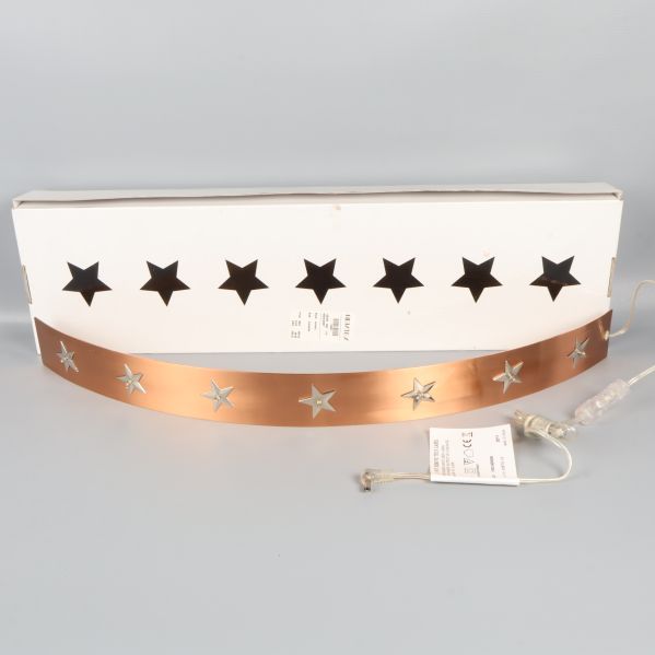 Adventsljusstake och vit kartong med stjärnutskärningar