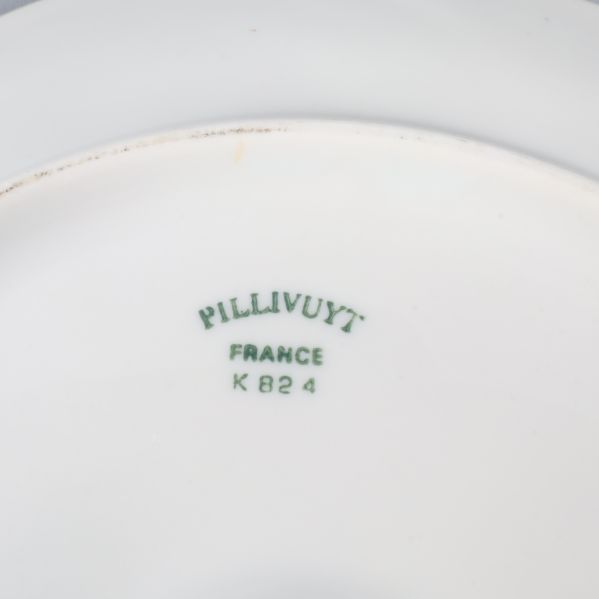 Närbild på grönt Pillivuyt-märke under ostronfat