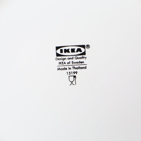 Närbild på IKEAs logotyp och produktinformation på undersidan