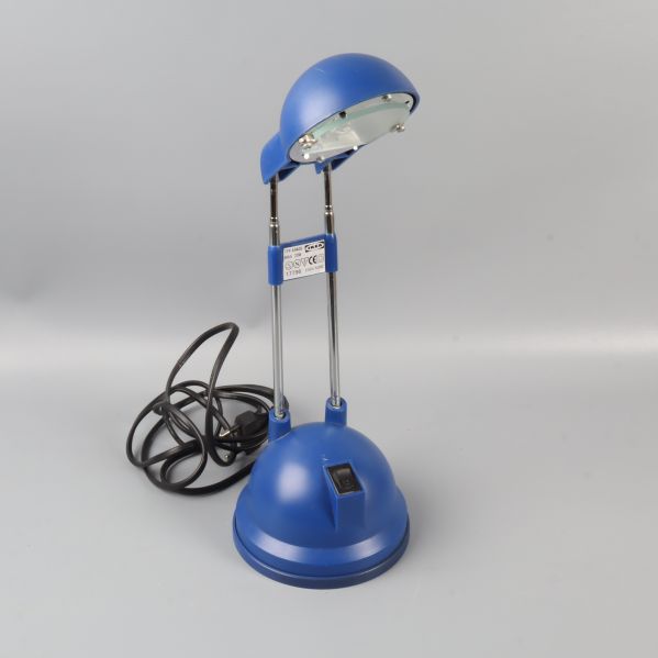 Blå skrivbordslampa med rund fot och elkabel