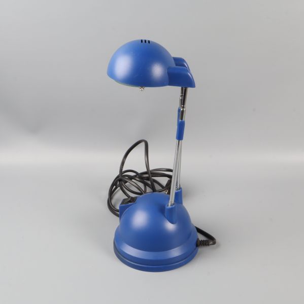 Skrivbordslampa i blått sedd från sidan