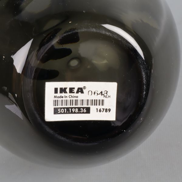 Vasens botten med IKEA-etikett