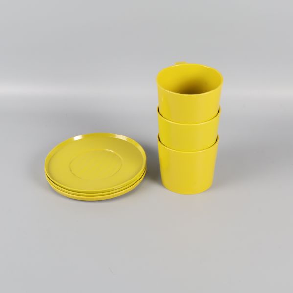 Tre koppar staplade och tre fat staplade separat