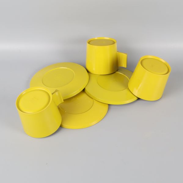 Tre koppar och tre fat baksidan