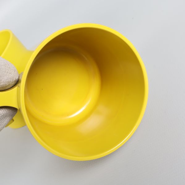 Närbild inuti en gul/grön kopp