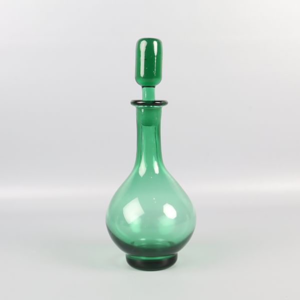 Rak vy framifrån på grön glasflaska med knopp