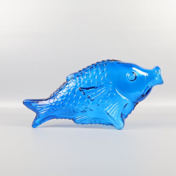 Blå fiskformad glasvas i profilvy