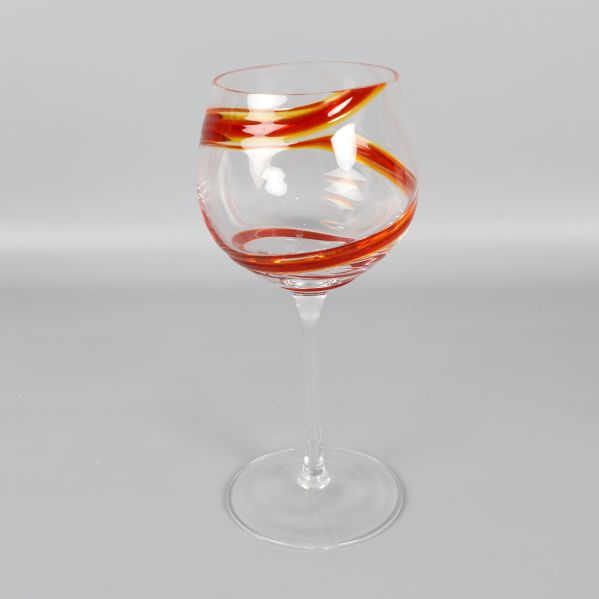 Vinglas med tydlig röd virveldekor på kupan