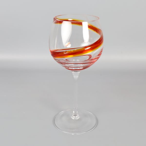Vinglas med rund kupa och röd spiral