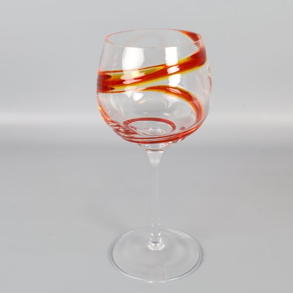Vinglas med smal fot och färgad virvel