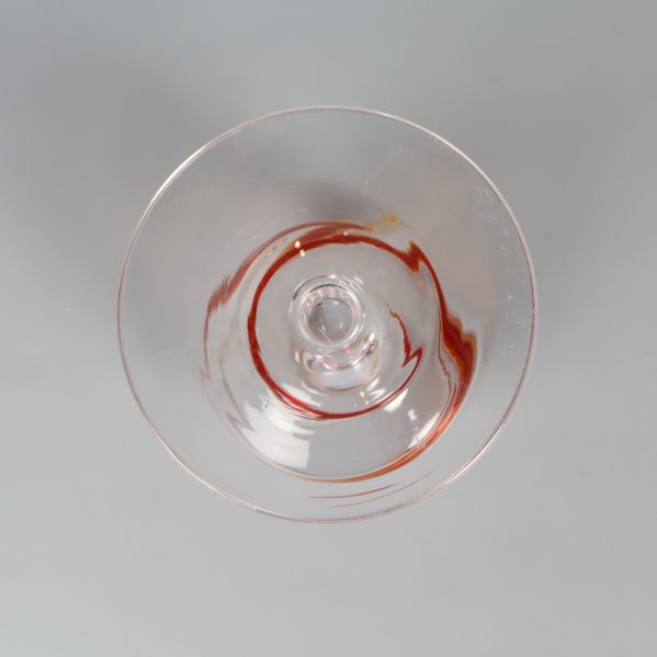 Vinglas uppifrån, visar virveldekor och öppning