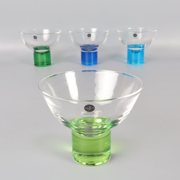 Fyra glas med gröna och blå fötter