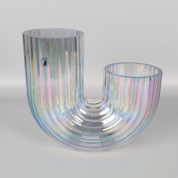 U-formad räfflad vas i iriserande glas