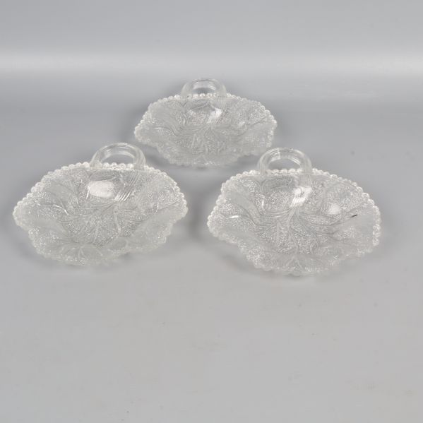 Tre bladformade assietter i pressat glas med handtag