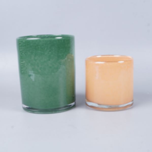 Vaser stående sida vid sida mot ljus bakgrund