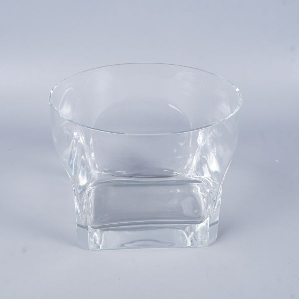 Genomskinlig glasskål med rund och fyrkantig form