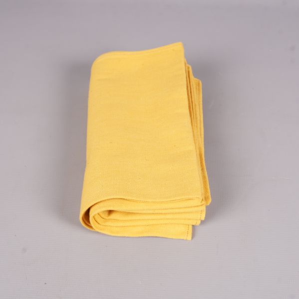 En gul tygservett rullad ihop
