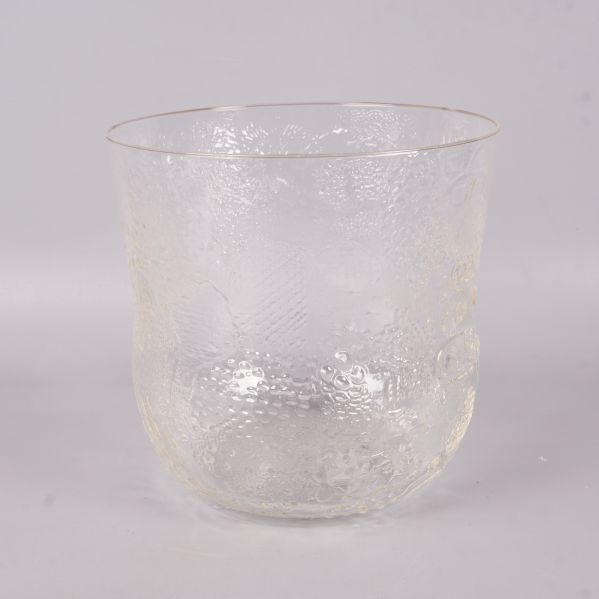 Glasskål sedd framifrån visar mönstrad yta